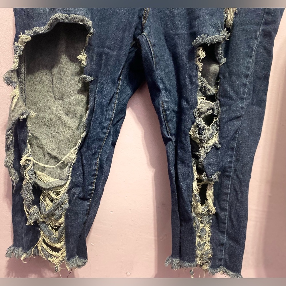Capri Ripped Jeans - Picture 2 of 7